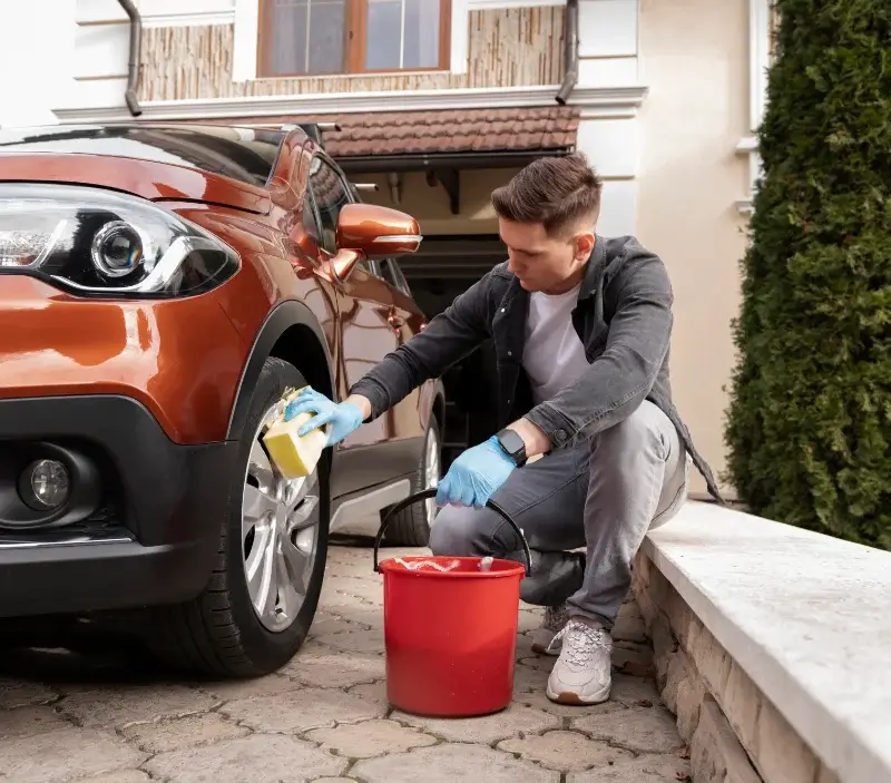 Lavage auto à domicile Clarensac : professionnel intervenant sur un véhicule